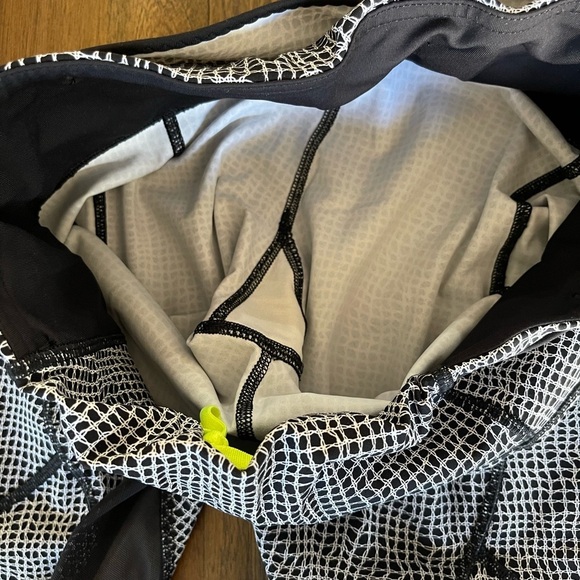 Lululemon black and white ruched back leggings size 6 - Picture 7 of 11